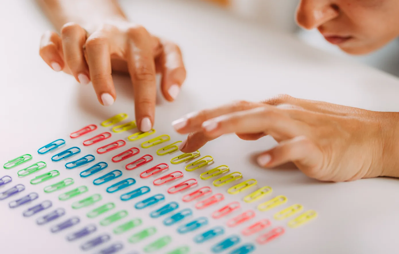 Η Τελειομανία και οι Παγίδες της: Όταν το “Πρέπει” Επισκιάζει τη Ζωή